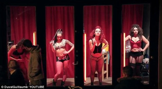 Fetele din vitrinele rosii nu-si urmeaza visul. Realitatea ascunsa a orasului construit pe fantezii