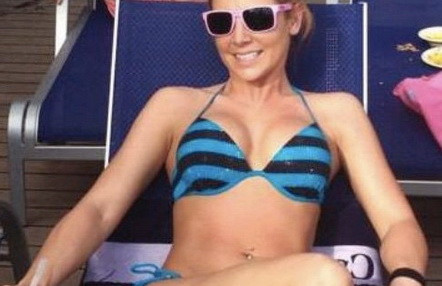 Fotografia care a adus-o in pragul unei crize de nervi. Ce a surprins camera, in spatele tinerei