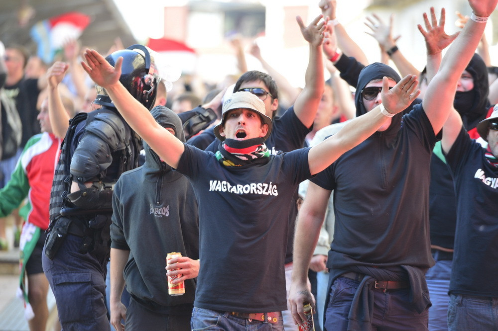 Un microbuz cu suporteri maghiari a fost atacat cu doze de bere, la Sighisoara