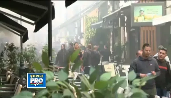 MECIUL ROMANIA - UNGARIA. Imagini cu violentele dintre suporteri in Centrul Vechi al Capitalei