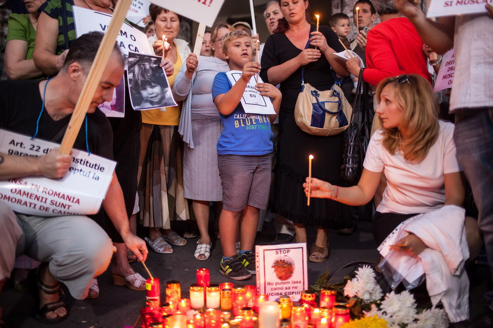 Protest anti maidanezi in Capitala. Zeci de oameni au aprins lumanari in strada pentru Ionut