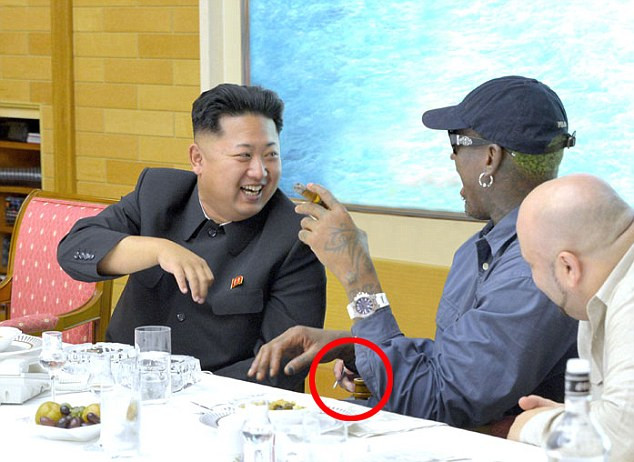 Gafa de Photoshop a Phenianului in fotografia de la intalnirea dintre Dennis Rodman si Kim Jong-Un