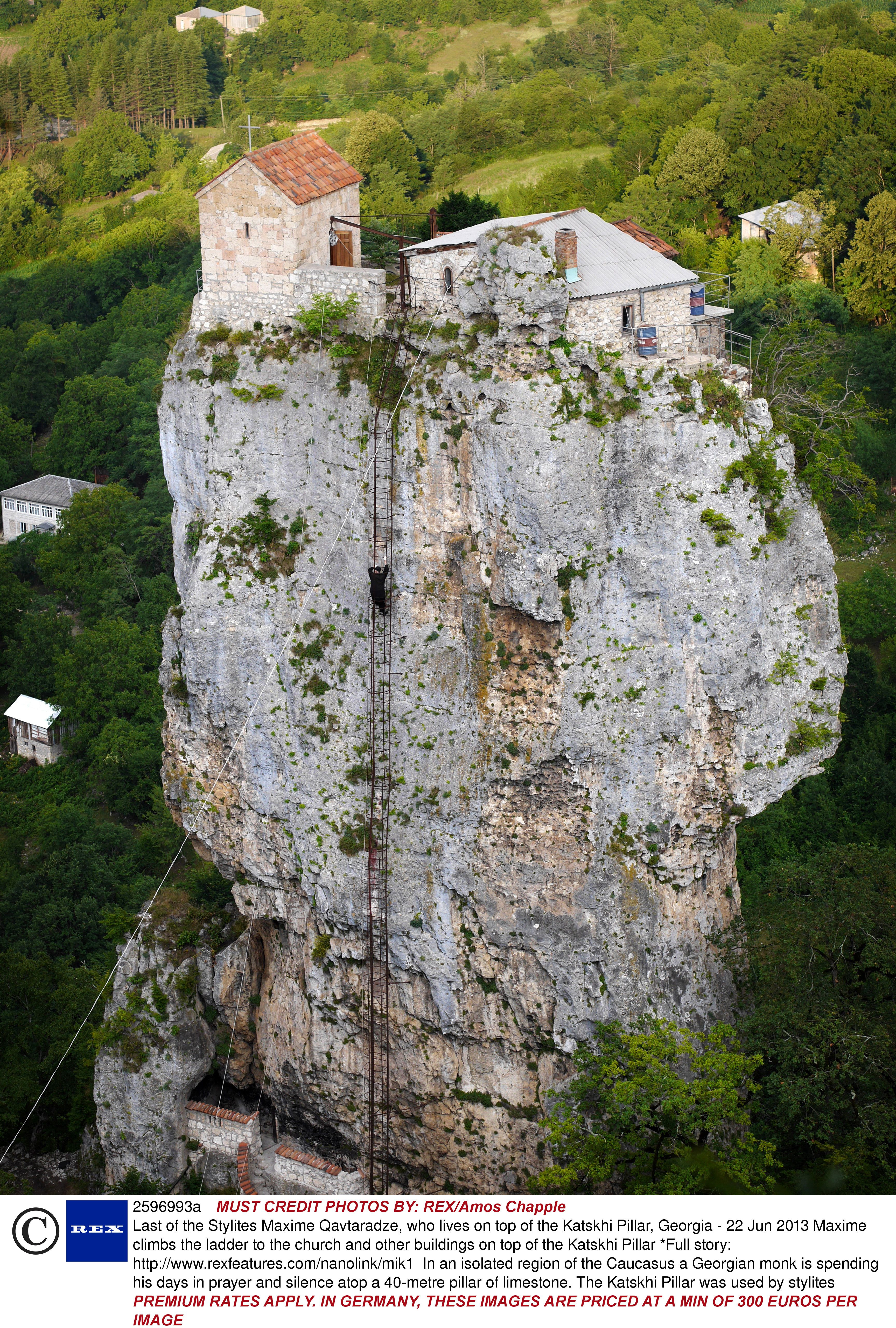 FOTO. Ultimul dintre stalpnici, calugarul care traieste in varful unei stanci in Georgia
