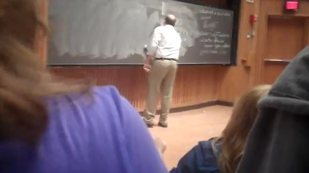 Farsa traita de acesti studenti in prima zi de cursuri. Anuntul profesorului cand a intrat in clasa