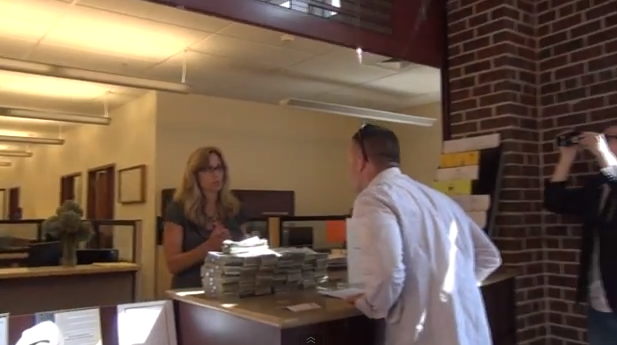 Motivul pentru care un barbat din Statele Unite a ales sa-si plateasca taxele in bancnote de 1 dolar