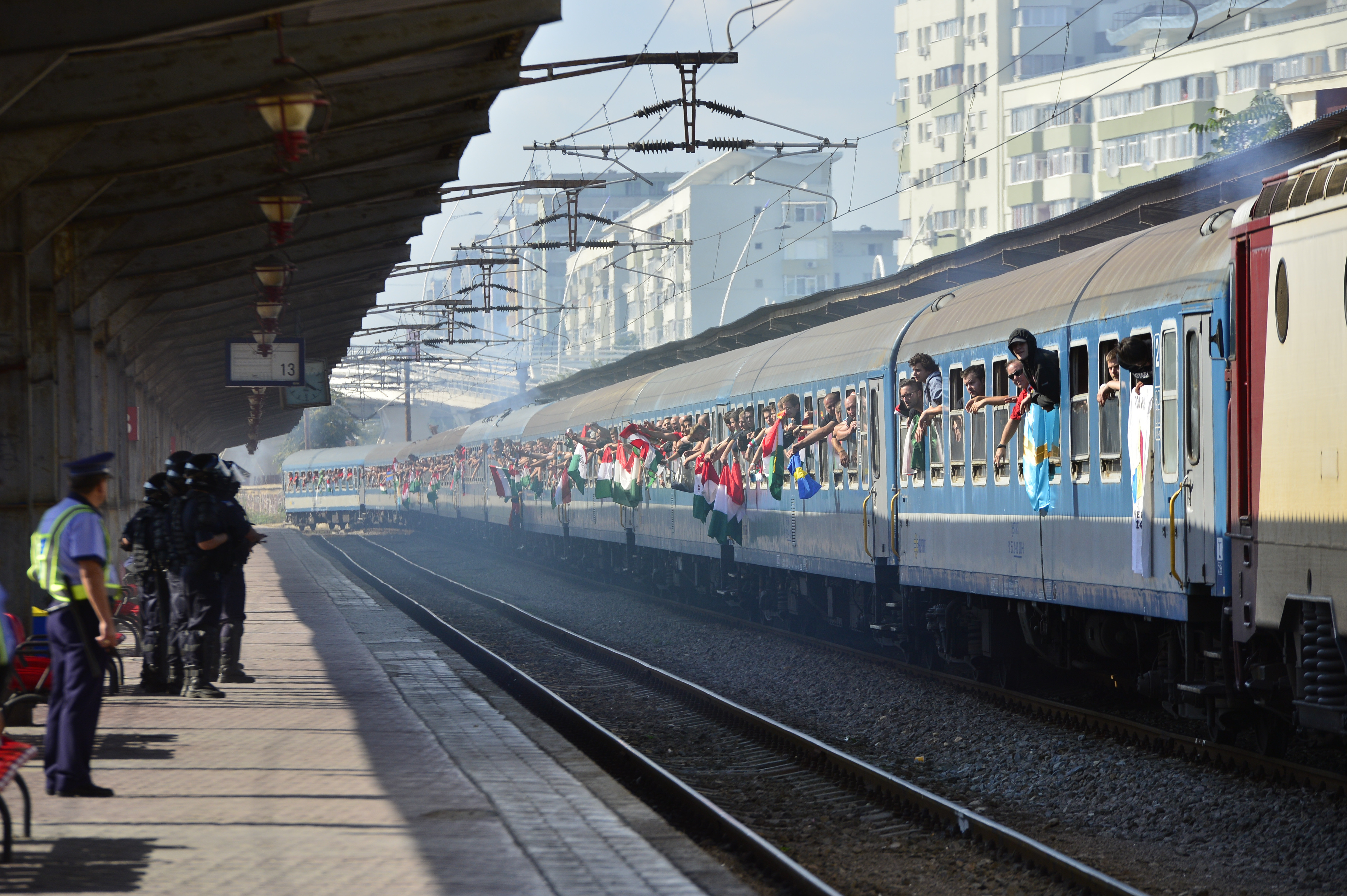 Barbat la spital dupa ce a fost lovit de o sticla aruncata din tren de suporteri unguri