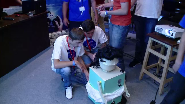 Robotul care vorbeste si supravegheaza copilul la scoala, inventia tinerilor din tabara Smart Nation