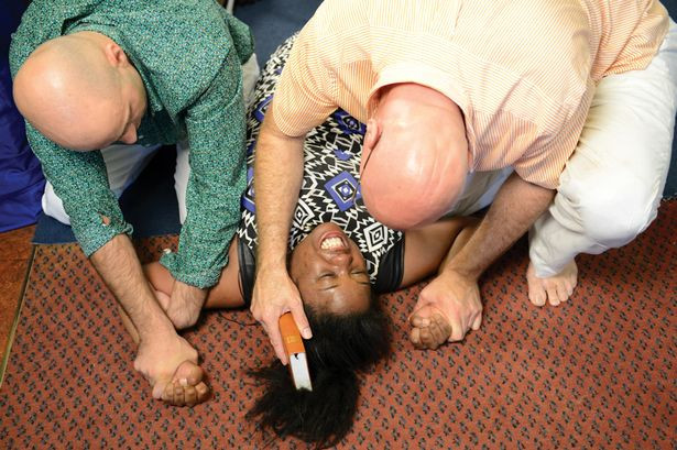 Practica barbara prin care pastorul scoate demonul din ea. Exorcizarea unei mame de 22 de ani