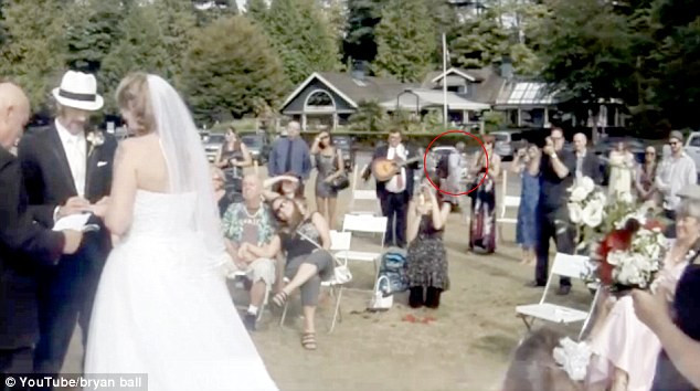 Mirele si mireasa au inlemnit cand au vazut inregistrarea nuntii. Cine le-a stricat momentul