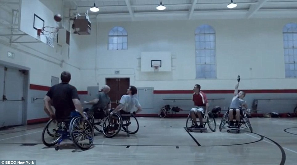 Cum joaca baschet 5 barbati in scaun cu rotile. Momentul care a emotionat pe toata lumea