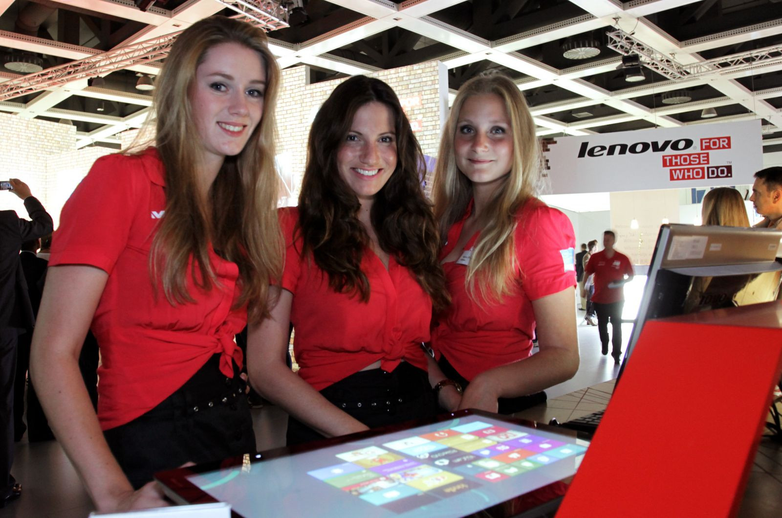 Laptopuri la care bateria tine 17 ore. Surprizele Lenovo de la targul IFA Berlin