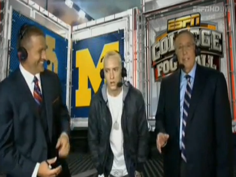 VIDEO. 20 de secunde in care fanii s-au intrebat ce e in neregula cu el. Ce a facut Eminem in direct