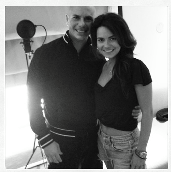 Inna s-a pozat cu omul care are de 4 de ori mai multi fani pe Facebook ca ea. Fanii vor un duet