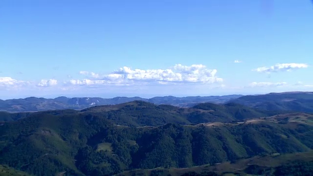 Muntele Baisorii, "mica Austrie" a Romaniei, unde lipsa investitiilor transforma turistii in intrusi