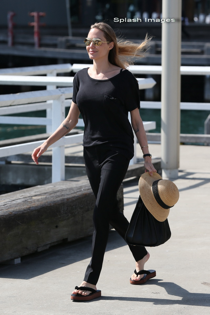 Noul tatuaj al Angelinei Jolie. Paparazzi au reusit sa il fotografieze