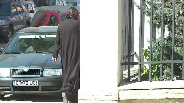 Chemati sa sfinteasca apartamente si rasplatiti "in natura". Cum au fost filmati trei preoti romani