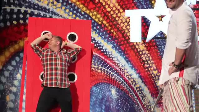 "Romanii au talent" la Iasi. Show cu gaini dresate, dar si topoare indreptate spre capul lui Bartos