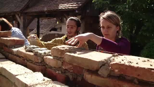 Pentru a absolvi liceul, elevii danezi fac munca in folosul comunitatii, la Oradea. Cum ajuta familiile sarmane. VIDEO