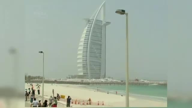 Povestile romanilor cu salarii de mii de euro dintr-o lume in care mall-urile au camere de rugaciuni