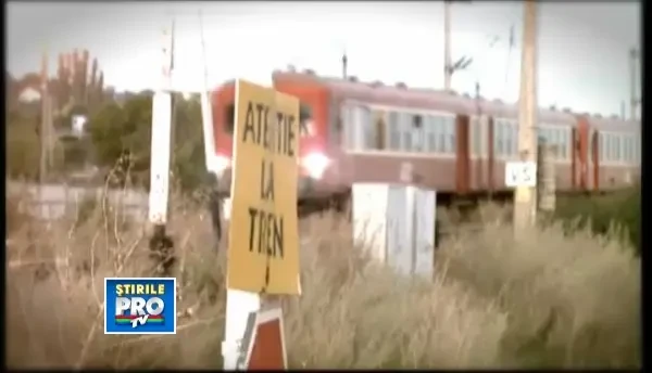 CAMERA DE SUPRAVEGHERE. Momentul impactului dintre tren si masina in care au murit 11 oameni la Iasi