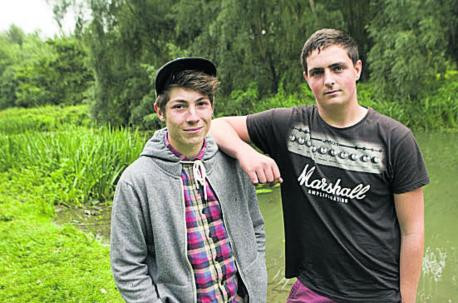 Au mers la pescuit si au scos din apa o valiza. Ce au gasit in ea cand au deschis-o. FOTO