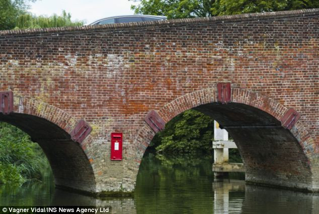 Aparitie misterioasa in Marea Britanie. Ce au descoperit niste sateni in mijlocul raului Tamisa