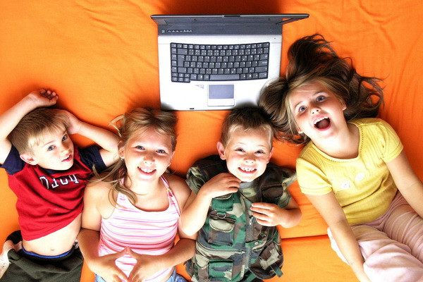 Afla cum iti feresti copilul de pericolele internetului