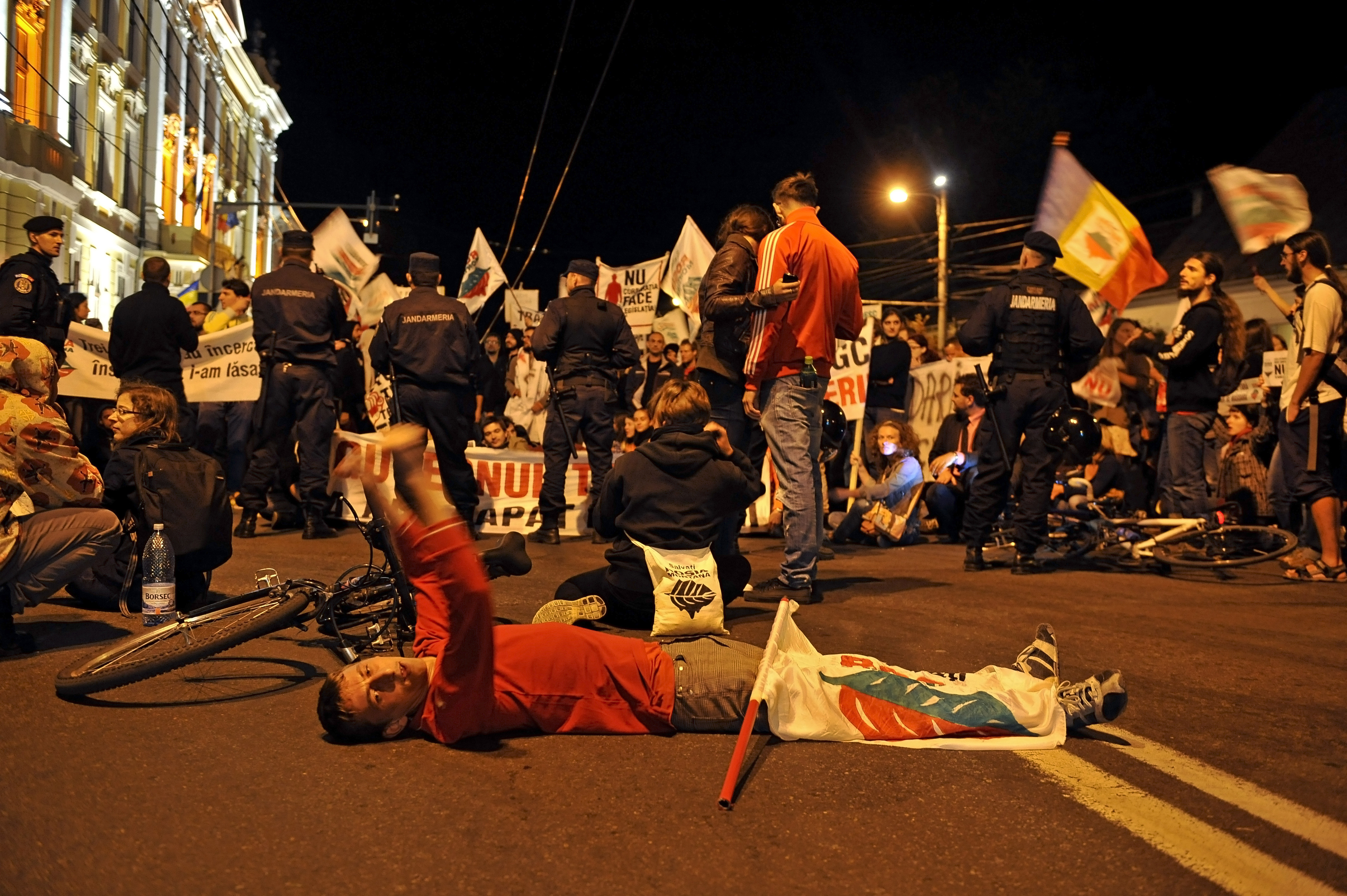 Douazeci de mineri s-au blocat in mina din Rosia Montana in semn de protest