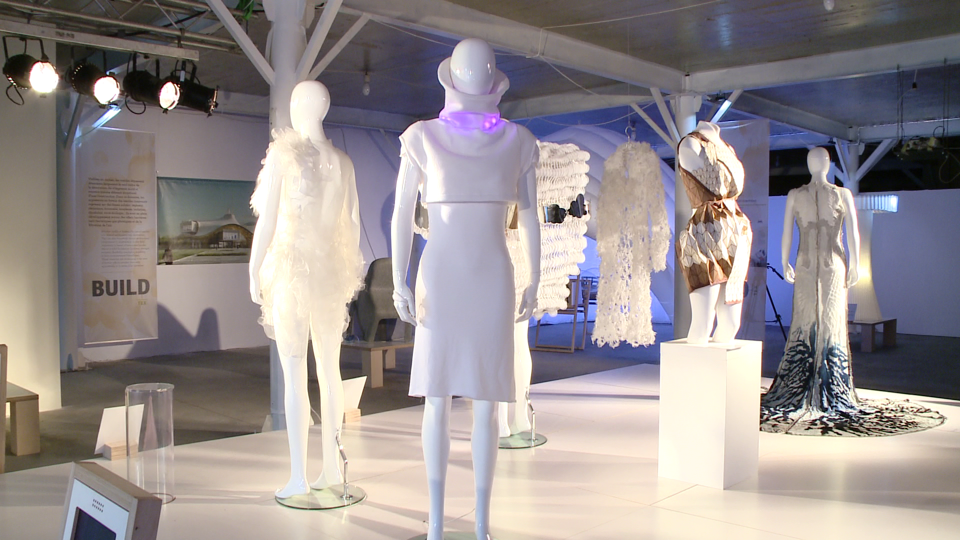 Textilele viitorului: cum arata rochia care isi schimba culoarea dupa starea celei care o imbraca