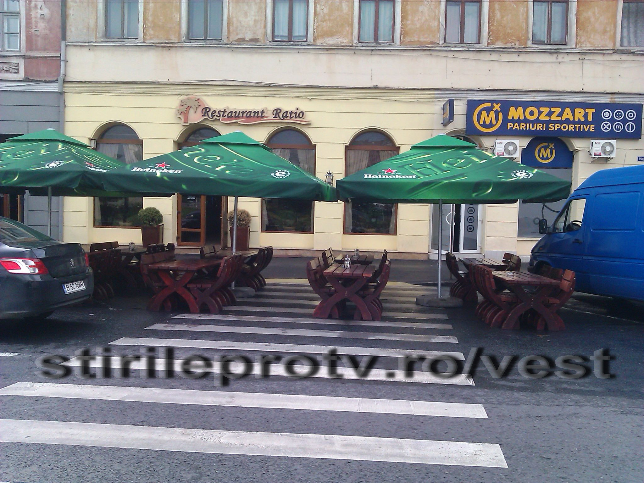 Se intampla in Arad: Pietonii, nevoiti sa traverseze printre mesele unei terase aflate pe zebra