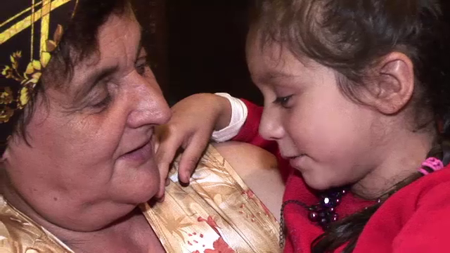 Bunica din Bistrita care isi crestea singura nepotica de 6 ani intr-un depozit a primit cadou o casa