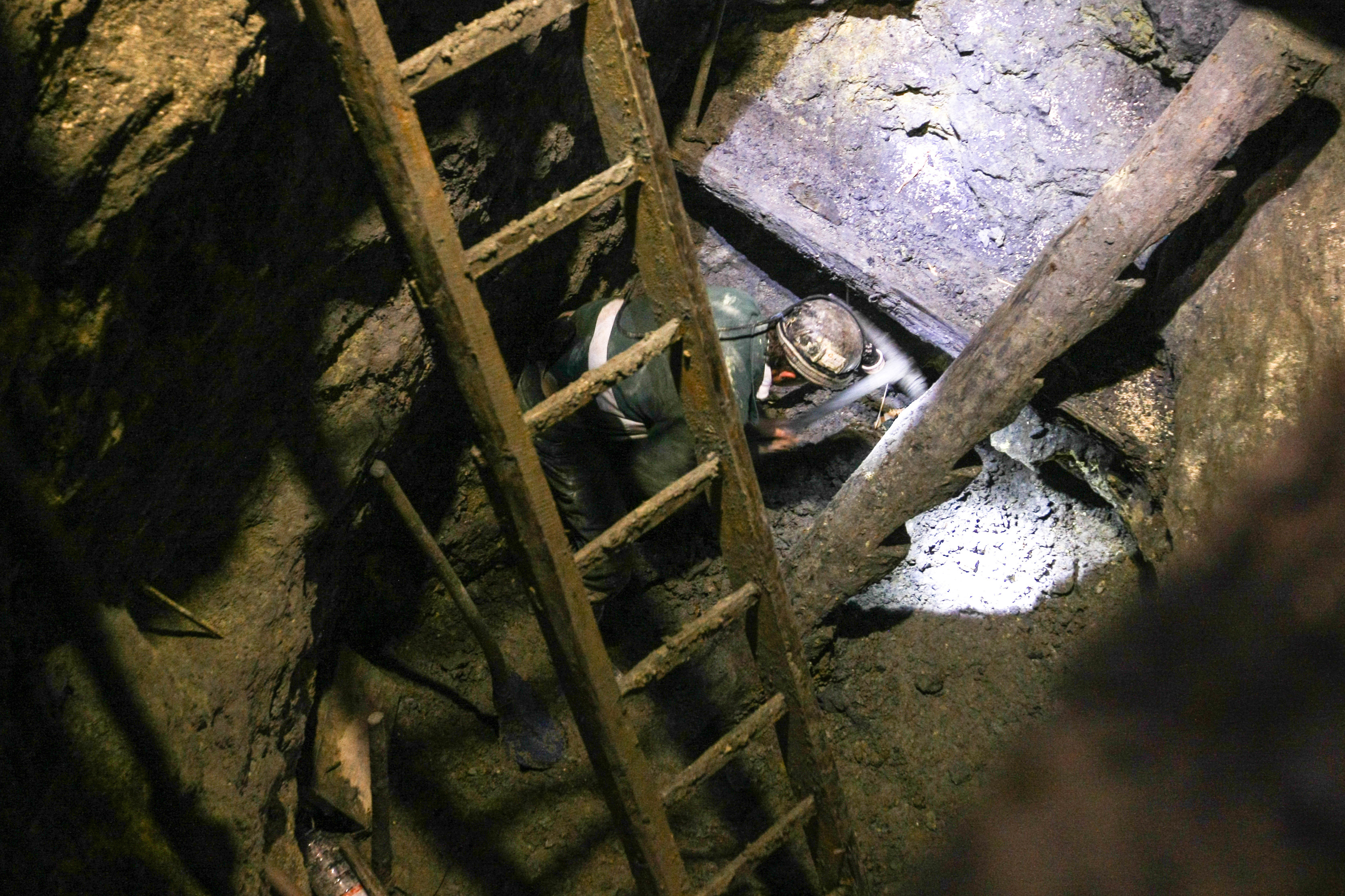 Cei 22 de mineri continua protestul in subteran la Rosia Montana. Protestele vor continua in strada