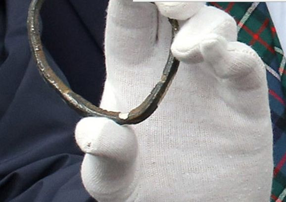 Sotia l-a pus sa arunce bucata de metal gasita. La final s-a bucurat ca n-a ascultat-o