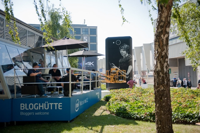 Cel mai mare smartphone din lume, expus la IFA Berlin. Are 6 metri inaltime