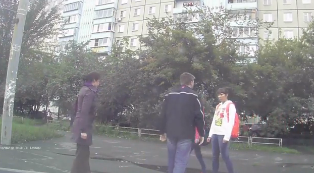 Si-a agresat iubita pe strada si a primit o lectie. Cu cine s-a intalnit. VIDEO