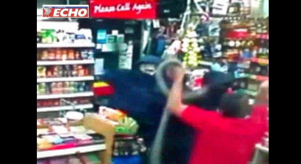 S-a batut cu trei barbati inarmati cu macete, care voiau sa-l jefuiasca. Cum s-a terminat. VIDEO