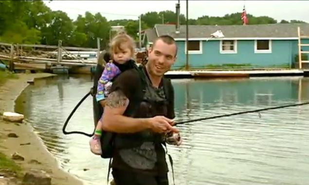 A pescuit dintr-un rau o soseta. Ce a gasit cand s-a uitat in ea. FOTO