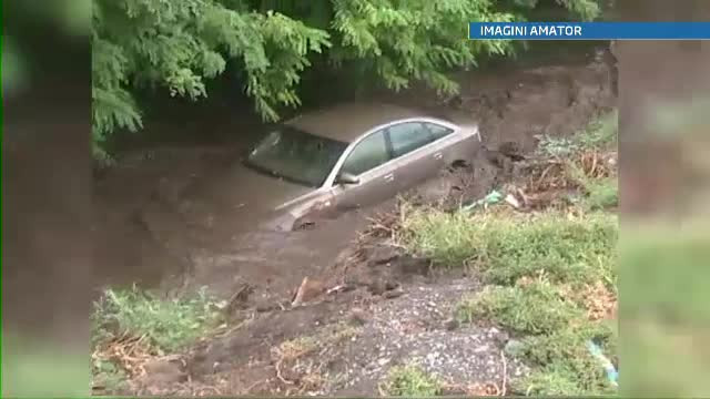 "S-a intunecat brusc". Ce a ramas din localitatea unde tornada si viitura au scos masinile din curti