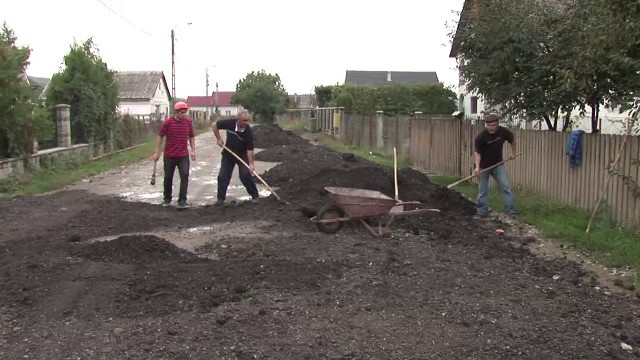 Exemplul romanilor din Bistrita care si-au asfaltat singuri strada, satui sa astepte autoritatile