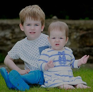 Gemenii nascuti la aproape 3 ani distanta, in timp ce tatal lor se lupta cu cancerul