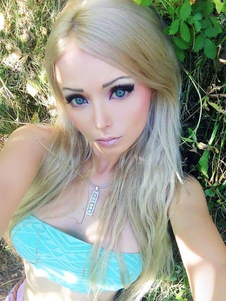 Femeia arie poza fara sutien inca de la 17 ani. Cum arata topless si fara operatii estetice