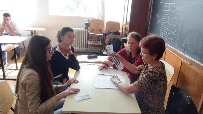 ISMB: Elevii pot fi pusi de profesori sa arate ce au in genti sau buzunare, daca sunt suspiciuni