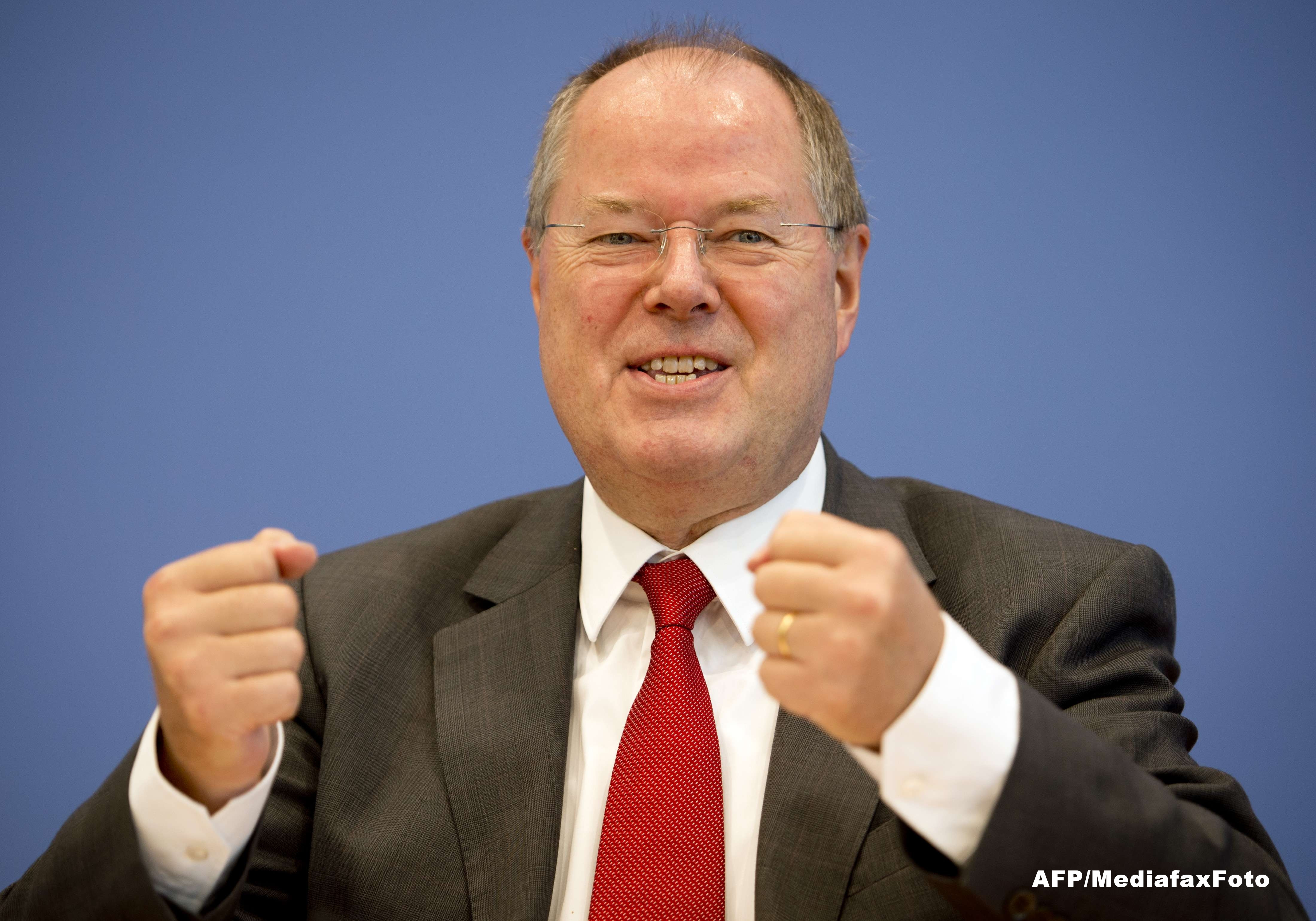 Peer Steinbrück, rivalul lui Merkel, socheaza Germania cu un gest obscen inainte de alegeri