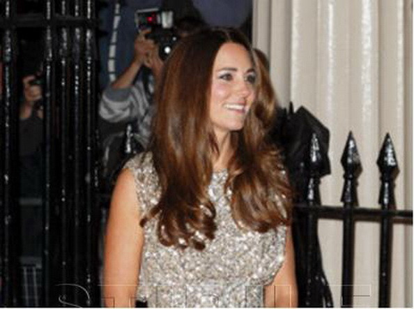 Un ziar din Australia publica o poza cu posteriorul gol al Ducesei Kate: Autocenzura presei britanice este "ridicola"