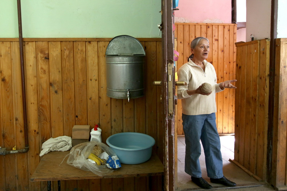 Cum incep elevii cursurile: scoli vechi de 100 de ani, insalubre si pline de mucegai