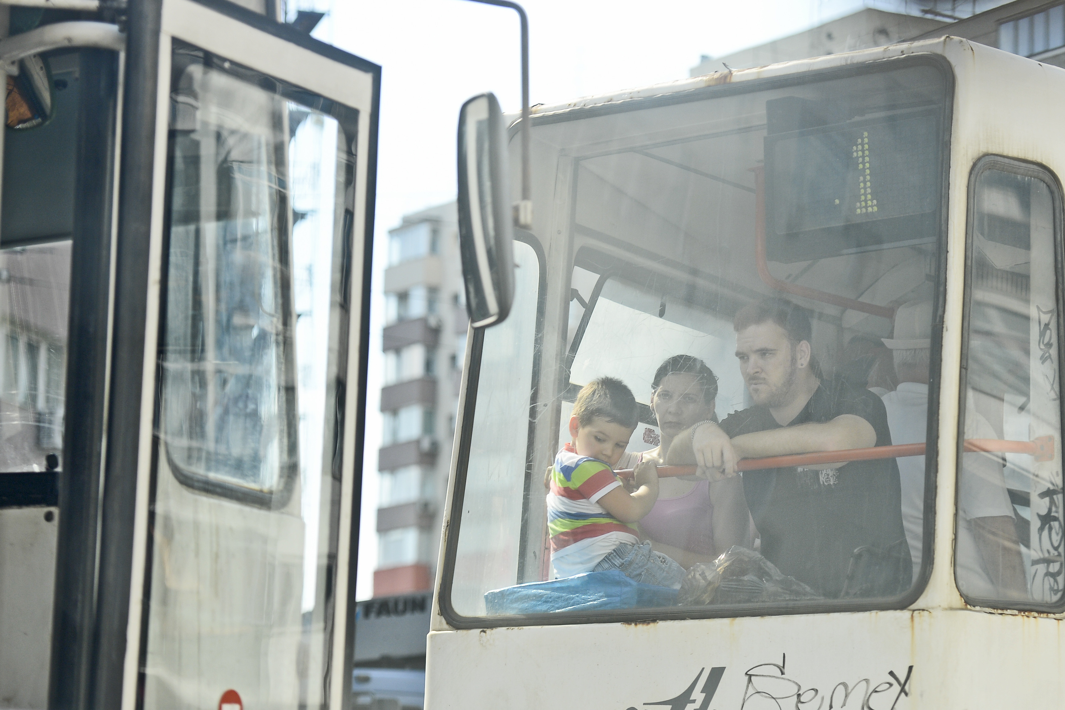 Un barbat a fost calcat de tramvai, vineri, in Capitala