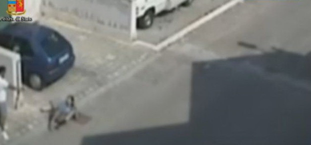 Moment ca in filmele cu mafioti. A scapat cu viata dupa ce asasinul sau a ramas fara gloante. VIDEO