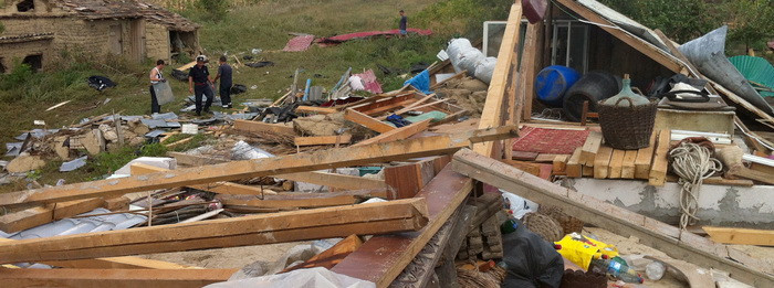 Povestile romanilor care si-au lasat toata viata prada apelor: "Ne rugam la Dumnezeu sa ne scape"