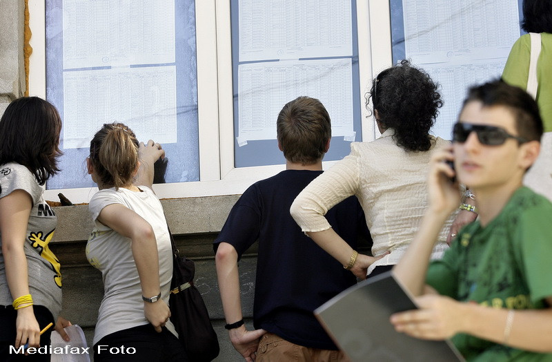 Studiu: Adolescentii romani stau, in medie, sapte ore pe zi la TV sau computer