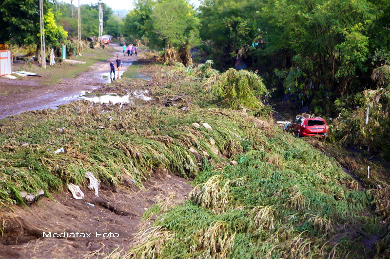 Acoperisuri luate de vant si sute de locuinte ramase fara curent, dupa o furtuna puternica in Dolj